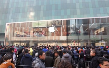 Customers gather and wait for the opening of an Apple store in Shenyang, Liaoning Province in Feb. 2015.