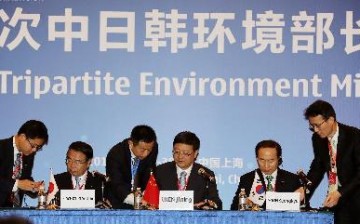 China's Minister of Environmental Protection Chen Jining and his counterparts from Japan and South Korea--Yoshio Mochizuki (left) and Yoon Seong-kyu--at an environment meeting in Shanghai, April 30.