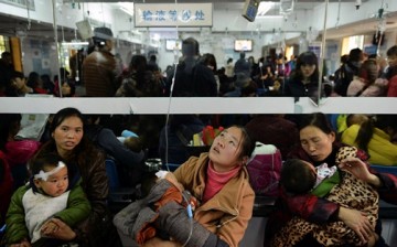 Children with respiratory diseases wait to receive treatment at a hospital in Hangzhou, Zhejiang Province.