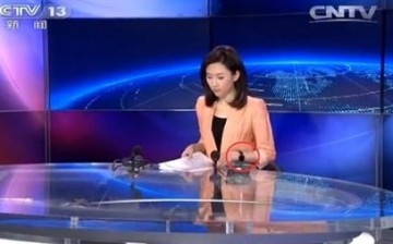 China Central Television (CCTV) news anchor Wang Yinqi was accused by viewers of showing off her Apple Watch while doing a news segment on air.