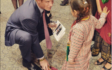 Prince Harry Meets Cute Little Cinderella Girl In New Zealand And Becomes Her Prince Charming