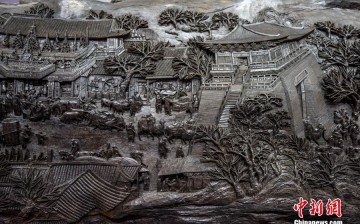 The root carving vividly depicts the original painting, detailed with more than 800 characters, 30 pavilions, 28 boats, and the daily life of people and the landscape in ancient China.