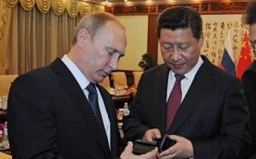 Russian President Vladimir Putin gave President Xi Jinping a Russian smartphone, the dual-screen YotaPhone 2, when they met in Beijing at APEC.