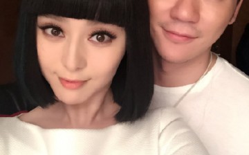 Fan Bingbing poses with Li Chen. 