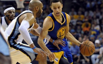NBA Golden State Warriors' Stephen Curry (R) 