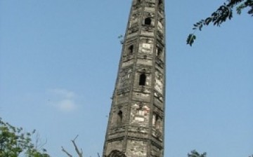 A view of the 1,000-year-old leaning structure in Tianmashan Mountain in Shanghai.