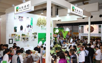Visitors flock to the Hona Organic booth at the Biofach China trade fair in May 2015. 