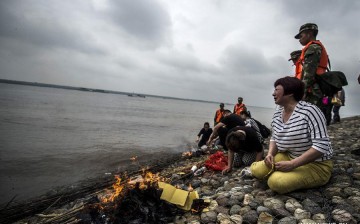 Relatives of the victims of the capsized ship Eastern Star mourn at the bank of the Jianli section of the Yangtze River, central China's Hubei Province, June 7, 2015. 