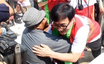 Jackie Chan meets with one of the quake victims in Kathmandu during his recent trip to Nepal to distribute relief supplies.