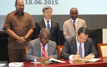 Huawei Tanzania Managing Director Bruce Zhang and Prof. Patrick Makungu, secretary of Tanzania Minister of Communication, Science and Technology, signing the MoU on supplying devices for data centers.