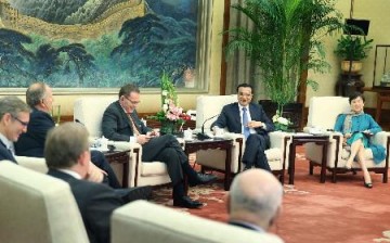 Premier Li Keqiang meets with representatives attending the 3rd round-table summit of the Global CEO Council in Beijing.