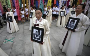 Participants at a requiem ceremony for former comfort woman Lee Yong-nyeo in Seoul, Aug. 14, 2013.