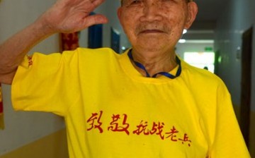 World War II veteran Wang Guangya salutes to the camera.
