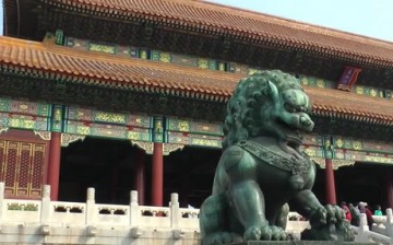A guardian lion awaits visitors of the palace.