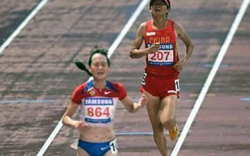 Zhang Yingying continued running despite losing a shoe and won a bronze medal in the end.