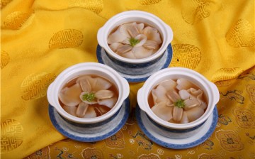 Duck tongues arranged like a peony in one of Quanjude’s soup dishes.