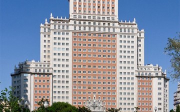 Vacant since 2007, the Edificio Espana (Spain Building) still stands looking mighty.