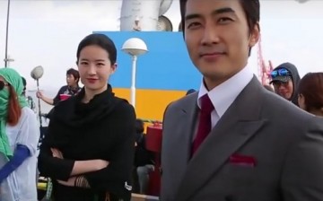 Liu Yifei and Song Seung Heon smile at the camera during a break while filming “The Third Way of Love.”