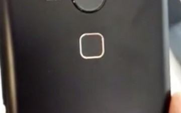 The purported 2015 Huawei Nexus smartphone is shown in a video clip.