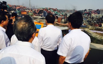 Chinese Premier Li Keqiang (center) visits the Tianjin blast site.