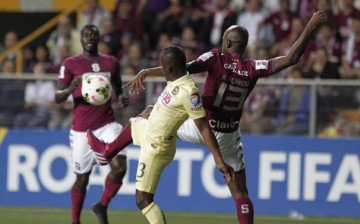 Adolfo Machado (R) of Saprissa fights for the ball with Club America's Darwin Quintero.