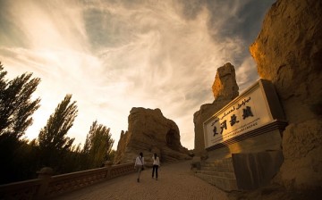 A couple of tourists visit the Jiaohe Ruins in Turpan’s Yarnaz Valley.