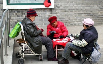 Chinese retirees living overseas will benefit from the new simplified rule on pension qualification status set by the government. 