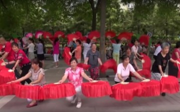 “Damas” show their initial formation before breaking into square dance in a local park in Beijing.