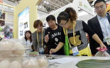 Women sample food at the China-Arab States Expo 2015 in Yinchuan.