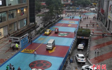The cartoon-painted road in Chongqing measures 178 meters long and 12 meters wide. 
