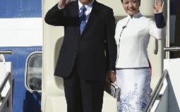 President Xi Jinping and his wife Peng Liyuan wave to the crowd upon their arrival in Seattle on Sept. 22.