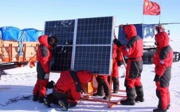 Members of China's expedition team in Antarctica set up a new seismic sensor in the region.