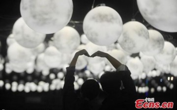 Yangzhou City in Jiangsu Province hung 2,499 LED moons to join the moon above to imply the city's 2,500-year history.