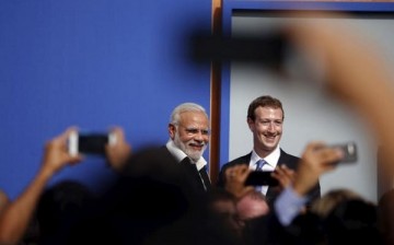 Indian Prime Minister Narendra Modi (L) and Facebook CEO Mark Zuckerberg pose for pictures at Facebook's headquarters