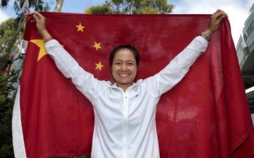 Li Na smiles broadly as she carries her country’s flag at the 2014 Australian Open.