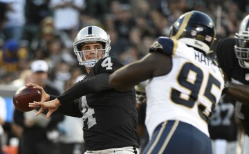 Oakland Raiders quarterback Derek Carr (#4).