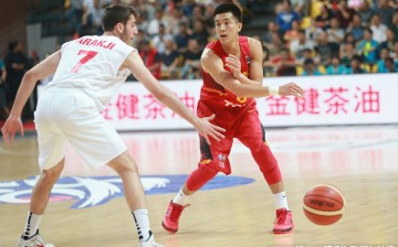 Guo Ailun (6) passes the ball during the match between China and Lebanon at the 2015 Asian Championship in Changsha, Hunan Province, Sept. 28, 2015. China beat Lebanon 90-72.