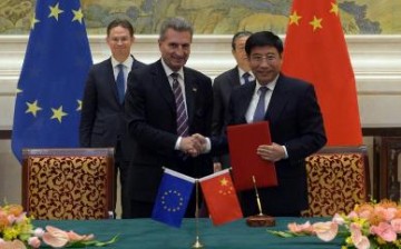Miao Wei, Minister of Industry and Information Technology, with Günther Oettinger, EU Commissioner for Digital Economy & Society, shake hands after signing the 5G Agreement between the EU and China.