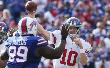 New York Giants quarterback Eli Manning (#10).