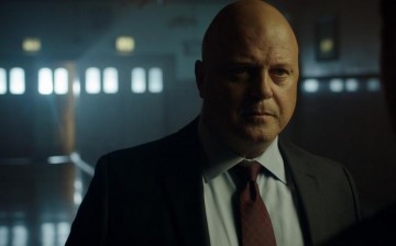 Michael Chiklis is Captain Nathaniel Barnes in 