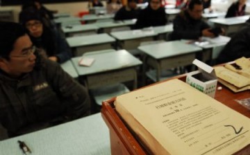 Examinees wait in a classroom before the examination starts in Nanchang, capital of east China's Jiangxi Province, Nov. 29, 2009. 