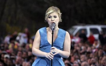 Kelly Clarkson announced that she is expecting a baby boy.