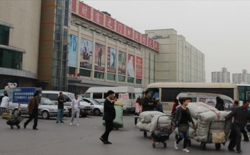 Relocation is also inevitable for merchants in South Fourth Ring Road’s Dahongmen in Fengtai District. 