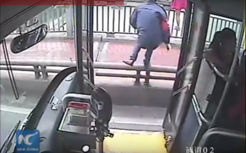 Bus Driver Saves Suicidal Woman About to Jump Over a Bridge in China