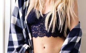 Emma Roberts poses for Aerie and says 