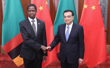 Zambian President Edgar Chagwa Lungu (L) shakes hands with Chinese Premier Li Keqiang (R) at the Great Hall of the People on March 30, 2015 in Beijing, China. 