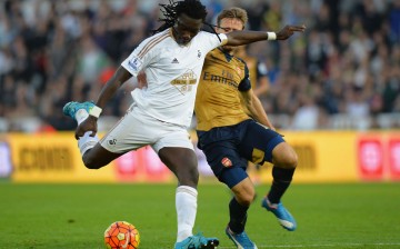 Swansea City striker Bafétimbi Gomis (L).