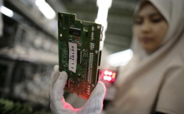 Indonesian Workers Manufacture Samsung Electronics