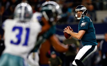 Philadelphia Eagles quarterback Sam Bradford (R) prepares to throw the football against the Dallas Cowboys.