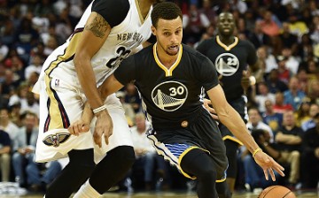 Stephen Curry drives past Anthony Davis